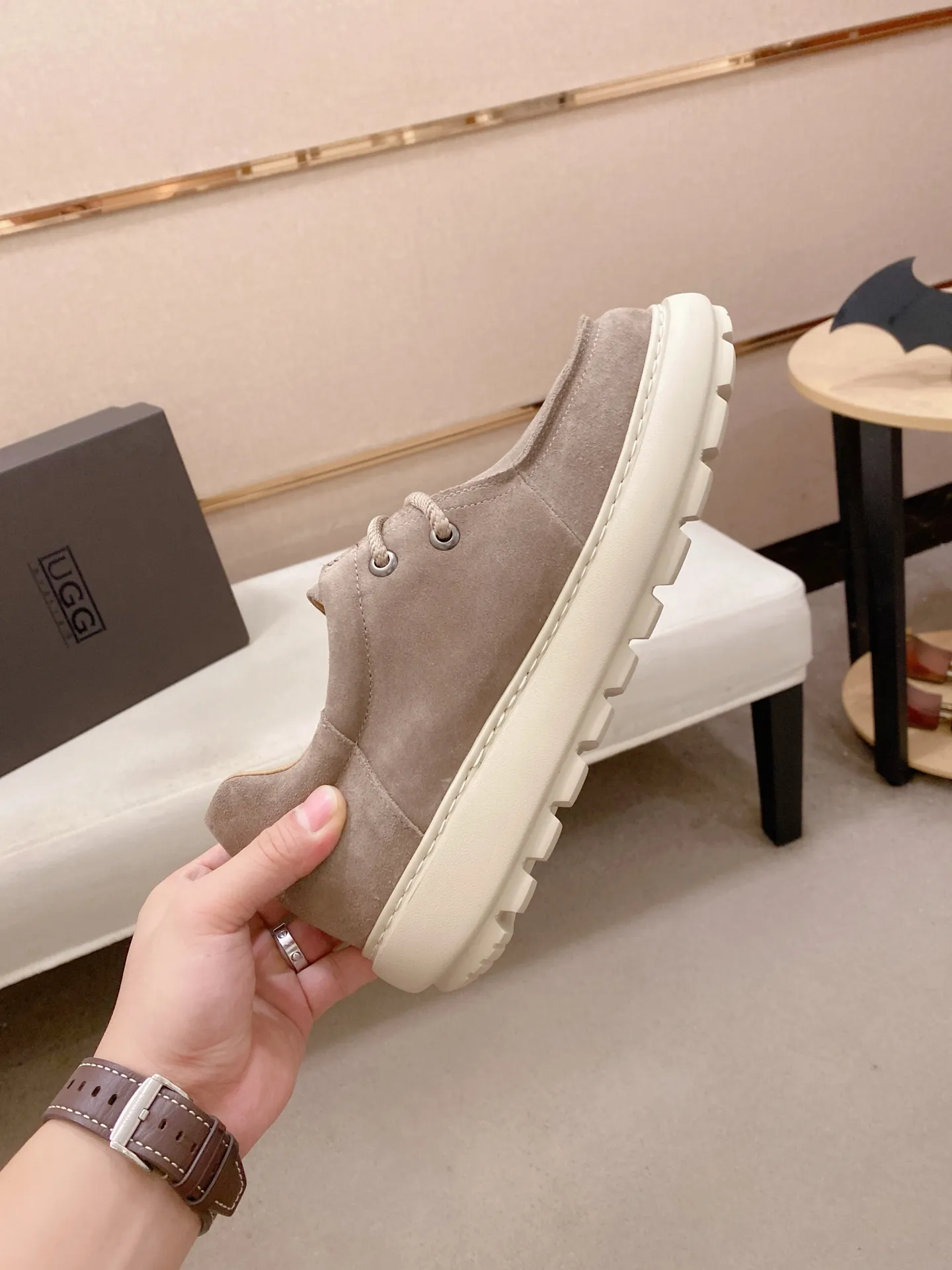 Factory price: 600💰New UGG fur-integrated men's simple and fashionable snow shoes. The most worth buying at the end of this year are warm casual shoes. Whether you are out and about at home, their comfortable and warm performance will be your most suitable fashion companion! The material is cowhide upper and imported wool is used inside. Two layers of cowhide for warmth and comfort! The eva+ rubber patch outsole is cushioned, non-slip and wear-resistant, and has good elasticity. It is light and wear-resistant, comfortable and soft, and the new simple cut is more fashionable. It has both practicality and fashion sense, so you no longer have to worry about how to match it in winter, while still maintaining your fashionable taste. High-quality genuine wool produced in Dongguan. The material depends on the details! Size: 39-40-41-42-43-44-45 sneaker size